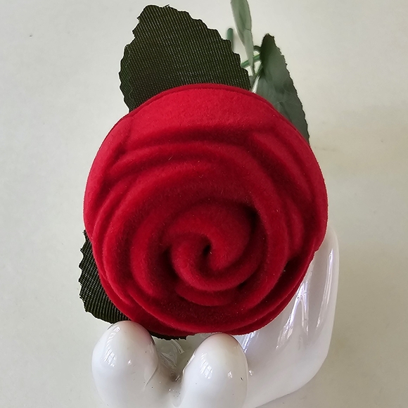 ⚘️ Flocked Red Rose Ring Box - Picture 2 of 10